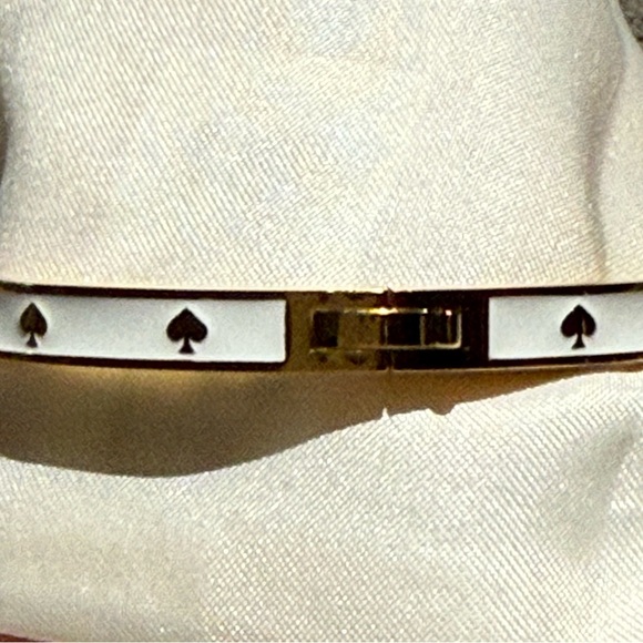 Kate Spade Gold and White Spade Hinged Bangle NWT - Picture 4 of 6